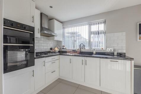 11 Magdalen Crescent, Byfleet, KT14 7SR - 8.jpg
