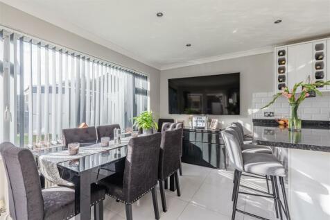 11 Magdalen Crescent, Byfleet, KT14 7SR - 12.jpg