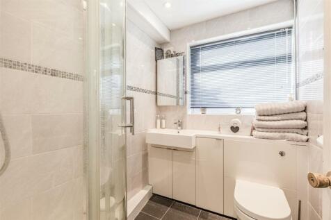 11 Magdalen Crescent, Byfleet, KT14 7SR - 7.jpg