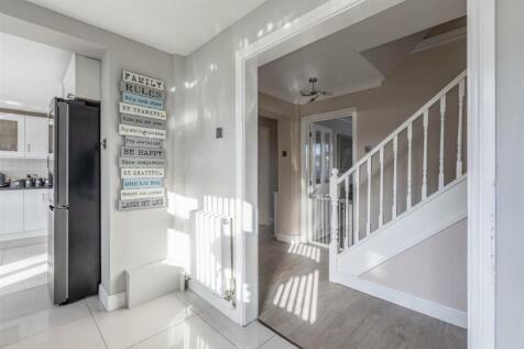 11 Magdalen Crescent, Byfleet, KT14 7SR - 9.jpg