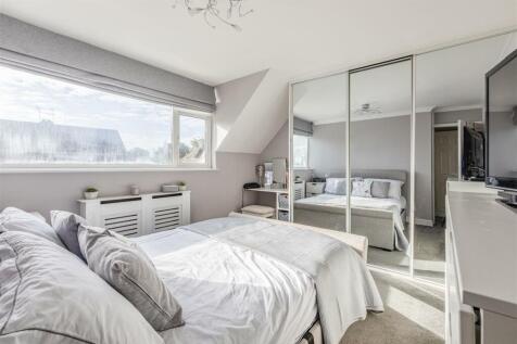 11 Magdalen Crescent, Byfleet, KT14 7SR - 15.jpg