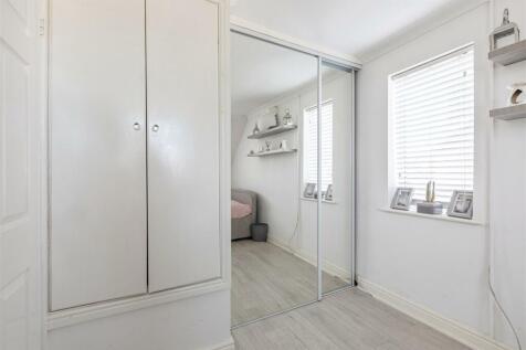 11 Magdalen Crescent, Byfleet, KT14 7SR - 18.jpg