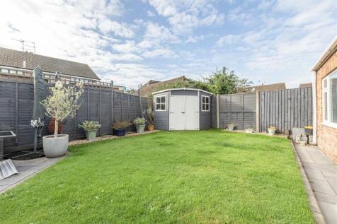 11 Magdalen Crescent, Byfleet, KT14 7SR - 20.jpg