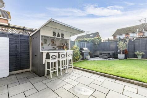 11 Magdalen Crescent, Byfleet, KT14 7SR - 19.jpg