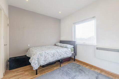 8 Vanners Parade, Byfleet, KT14 7RZ - 5.jpg