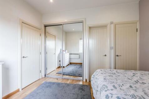 8 Vanners Parade, Byfleet, KT14 7RZ - 6.jpg