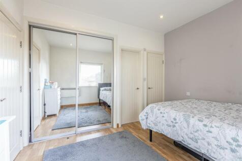8 Vanners Parade, Byfleet, KT14 7RZ - 7.jpg