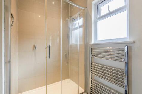 8 Vanners Parade, Byfleet, KT14 7RZ - 9.jpg