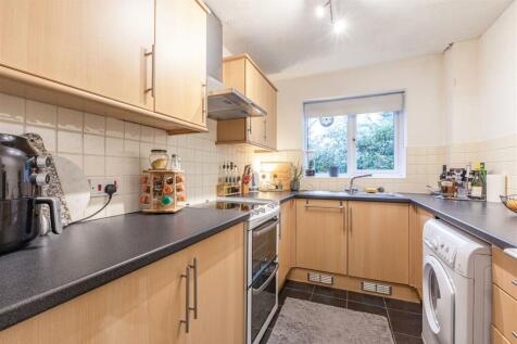 24 Collingwood Place, Walton Upon Thames, KT12 1LU