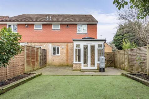 45 Viscount Gardens, KT14 6HE - 10.jpg
