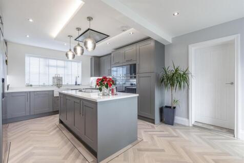 28 Cornwall Avenue, Byfleet, KT14 7EY - 17.jpg
