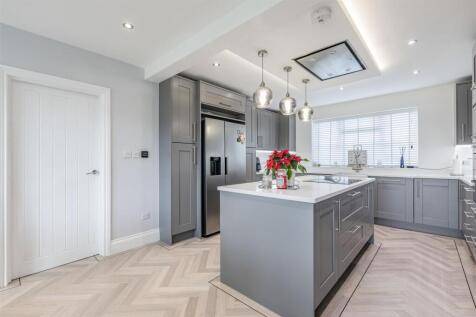 28 Cornwall Avenue, Byfleet, KT14 7EY - 16.jpg