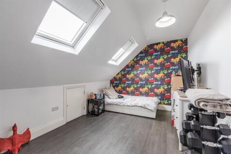 28 Cornwall Avenue, Byfleet, KT14 7EY - 3.jpg