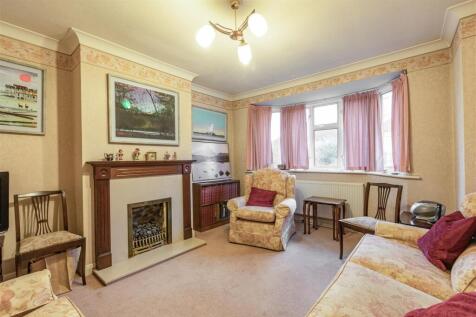 50 Petersham Avenue, Byfleet, KT14 7HY - 9.jpg