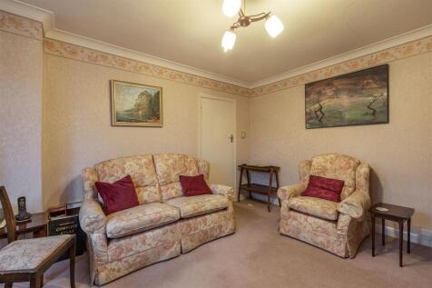 50 Petersham Avenue, Byfleet, KT14 7HY - 10.jpg
