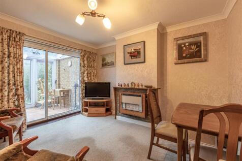 50 Petersham Avenue, Byfleet, KT14 7HY - 13.jpg