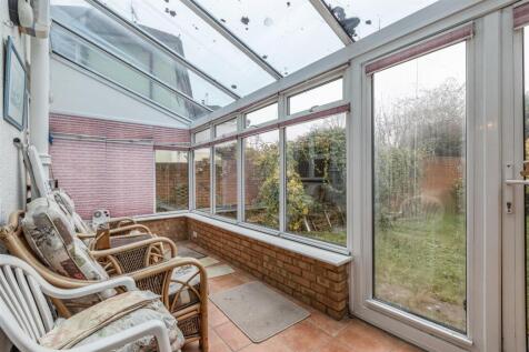 50 Petersham Avenue, Byfleet, KT14 7HY - 15.jpg