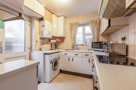 50 Petersham Avenue, Byfleet, KT14 7HY - 11.jpg