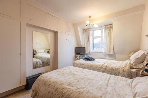 50 Petersham Avenue, Byfleet, KT14 7HY - 6.jpg