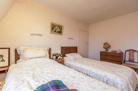 50 Petersham Avenue, Byfleet, KT14 7HY - 7.jpg