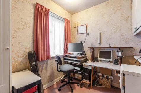 50 Petersham Avenue, Byfleet, KT14 7HY - 1.jpg