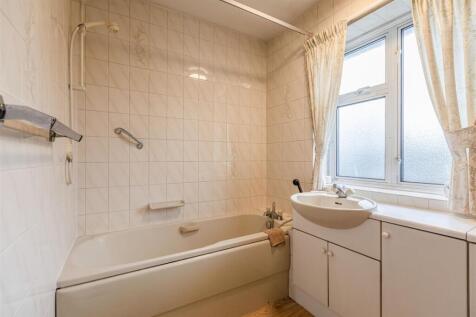 50 Petersham Avenue, Byfleet, KT14 7HY - 2.jpg