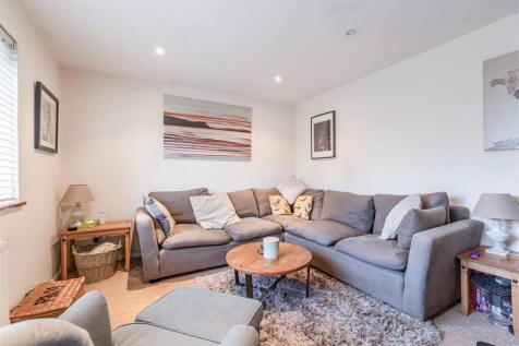 7 Cornwall Avenue, KT14 7EX - 5.jpg