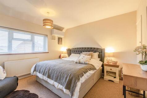 7 Cornwall Avenue, KT14 7EX - 17.jpg