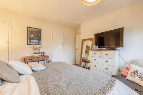 7 Cornwall Avenue, KT14 7EX - 18.jpg