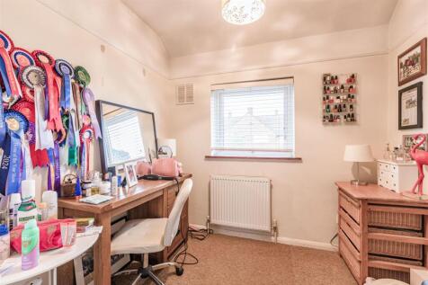 7 Cornwall Avenue, KT14 7EX - 16.jpg