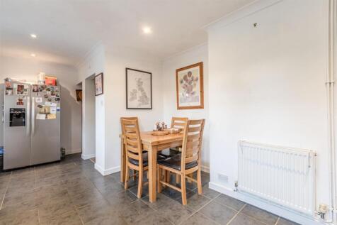7 Cornwall Avenue, KT14 7EX - 3.jpg