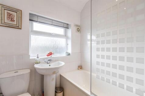 7 Cornwall Avenue, KT14 7EX - 15.jpg