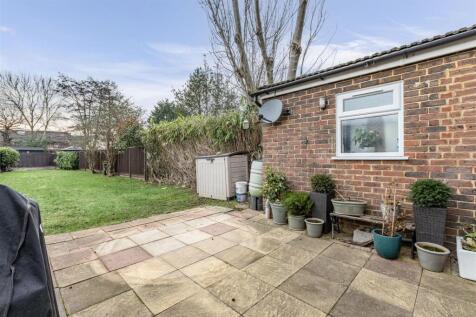 7 Cornwall Avenue, KT14 7EX - 9.jpg
