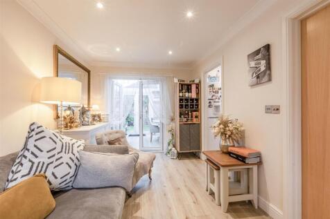 5 Loxley Close, Byfleet, KT14 7GA - 7.jpg