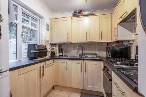 5 Loxley Close, Byfleet, KT14 7GA - 8.jpg