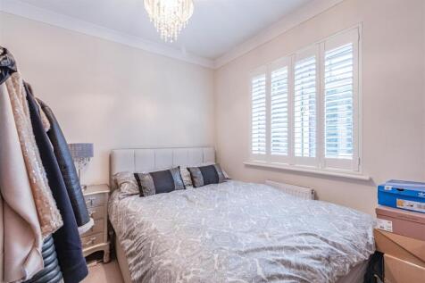 5 Loxley Close, Byfleet, KT14 7GA - 2.jpg