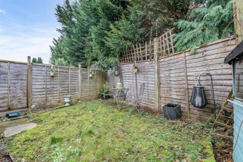 5 Loxley Close, Byfleet, KT14 7GA - 10.jpg