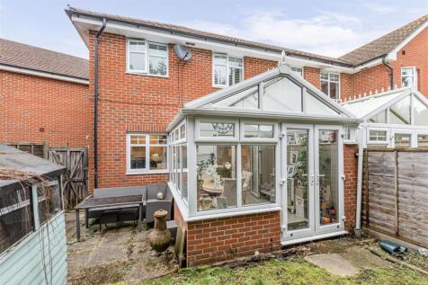 5 Loxley Close, Byfleet, KT14 7GA - 11.jpg