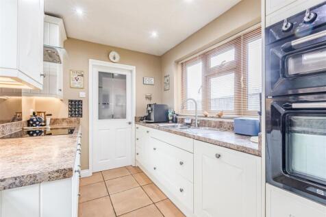 17 Cornwall Avenue, KT14 7EX - 6.jpg