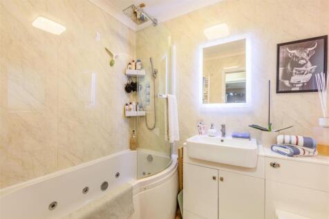 17 Cornwall Avenue, KT14 7EX - 8.jpg