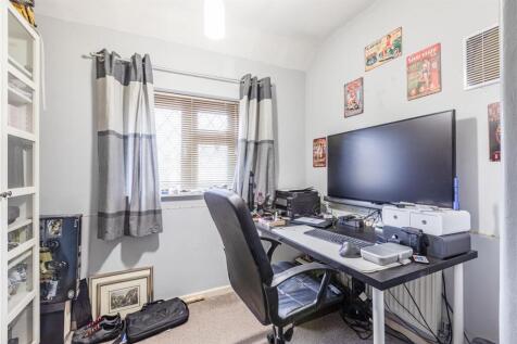 17 Cornwall Avenue, KT14 7EX - 10.jpg