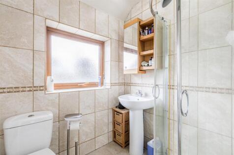 17 Cornwall Avenue, KT14 7EX - 9.jpg