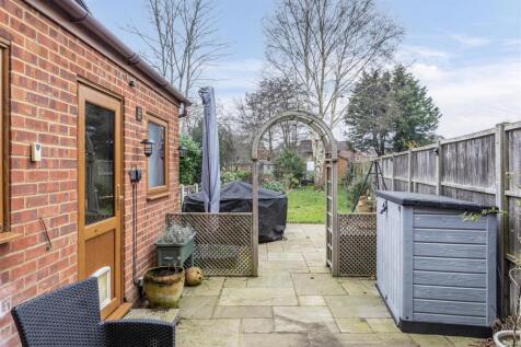 17 Cornwall Avenue, KT14 7EX - 15.jpg