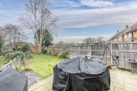17 Cornwall Avenue, KT14 7EX - 16.jpg