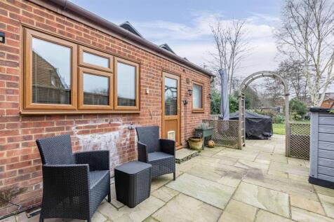 17 Cornwall Avenue, KT14 7EX - 14.jpg
