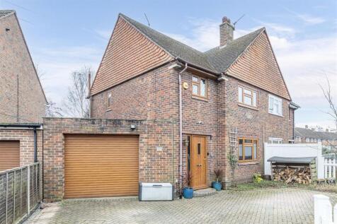 17 Cornwall Avenue, KT14 7EX - 18.jpg