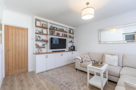 23 Lambourne Crescent - 8.jpg