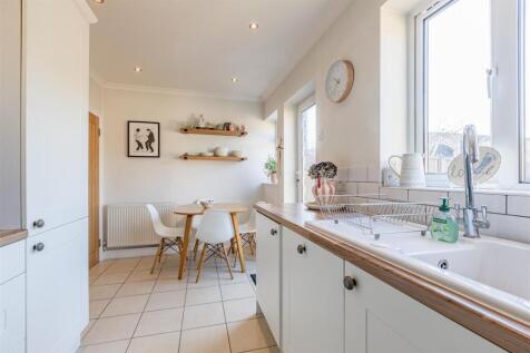 23 Lambourne Crescent - 11.jpg
