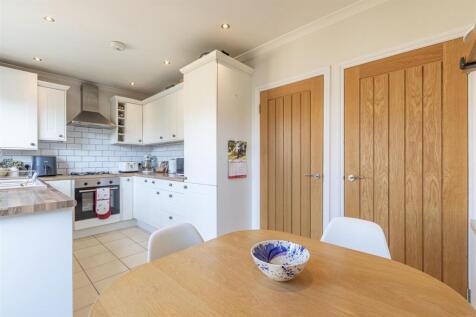 23 Lambourne Crescent - 12.jpg