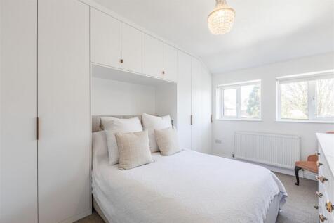 23 Lambourne Crescent - 3.jpg
